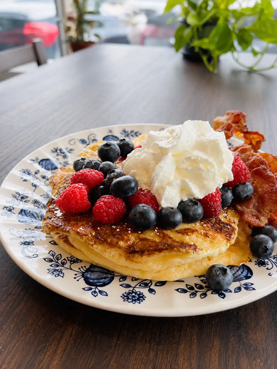 Berry pancakes with cream